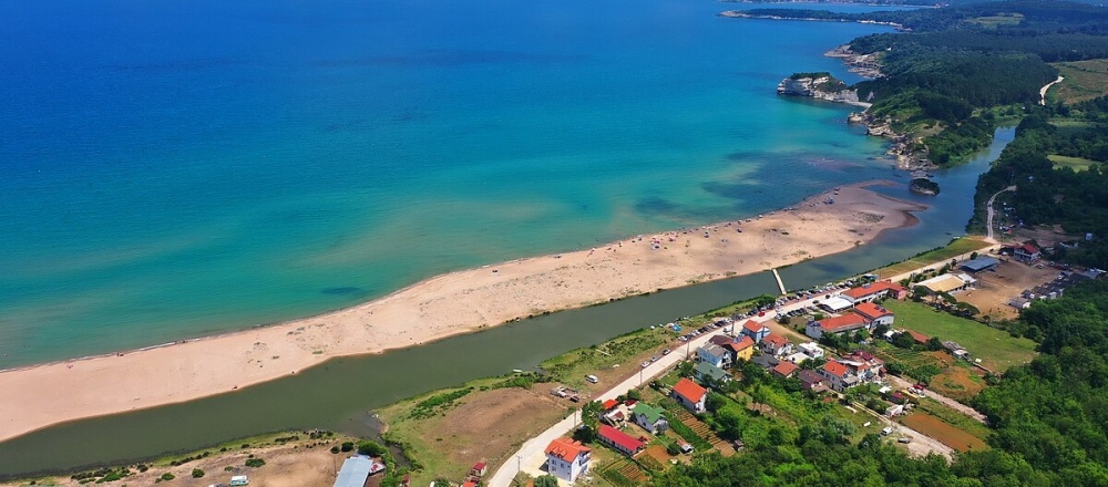 Kandıra Sarısu Plajı: Maviyle Yeşilin Buluştuğu Doğal Cennet
