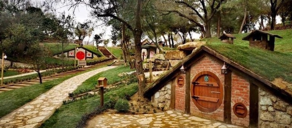 Darıca Hobbit Köyü: Masalsı Dünyada Eşsiz Bir Deneyim