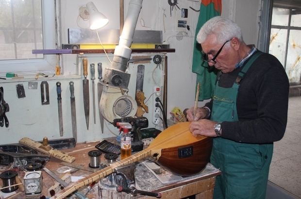 Saz Üstatları İçin 30 Yıldır Bağlama Üretiyor