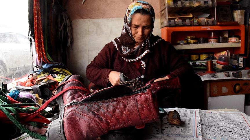 Ayakkabı tamircisi kadın ‘aile mesleği’ne sahip çıkıyor